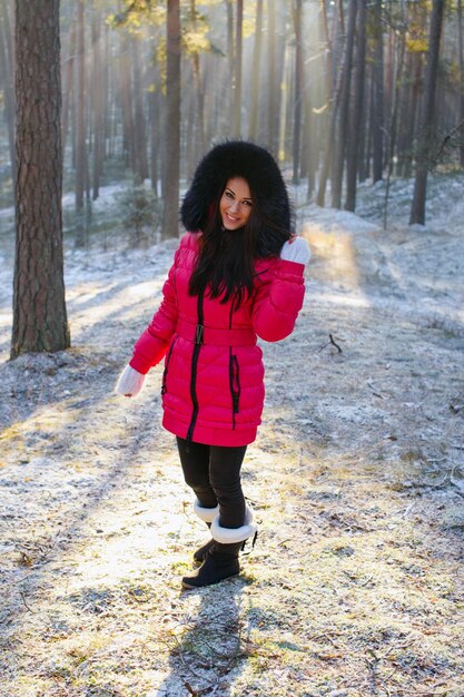 Een meisje wandelt in het bos in de winter