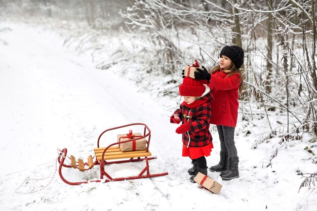 Een meisje zet voor de grap kerstcadeaus op het hoofd van haar zus