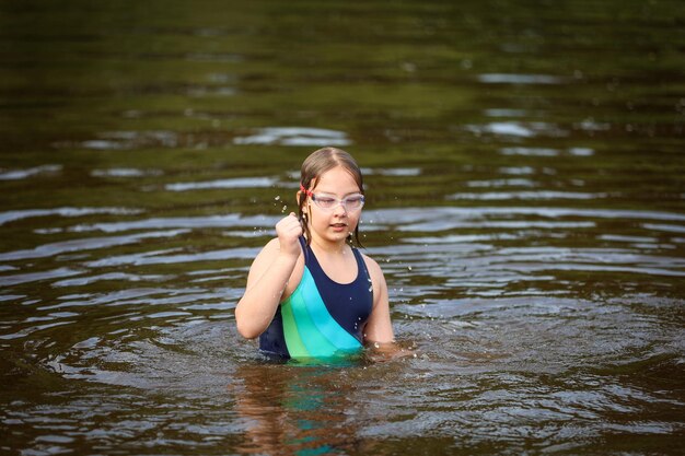 Foto een meisje zwemt in de rivier op een hete zomerdag