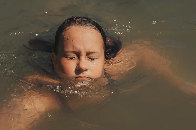 Foto een meisje zwemt in de waterclose-up