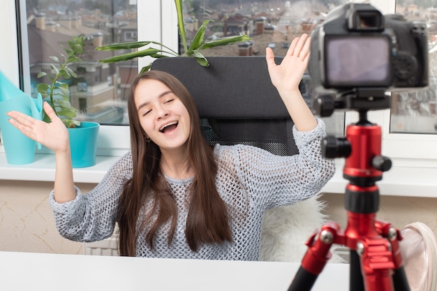 Een meisjesblogger voert een videoblog, communiceert met abonnees voor de camera
