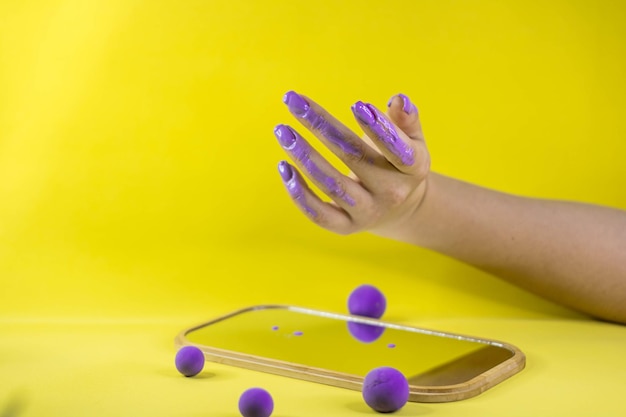 Foto een meisjeshand houdt een nagellak penseel vast.