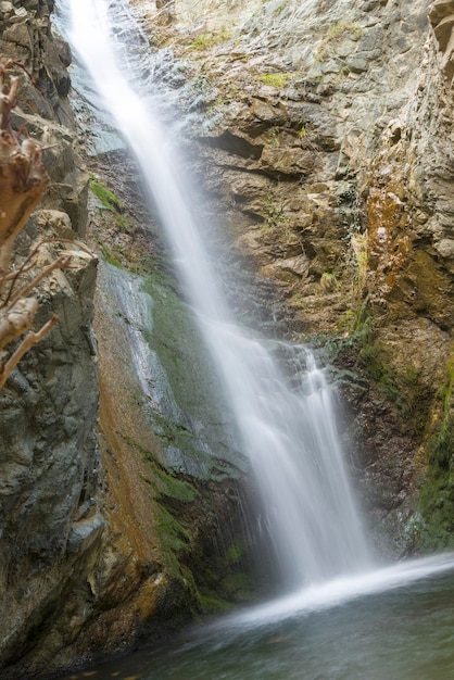 Een mening van een kleine waterval in troodos-bergen in cyprus