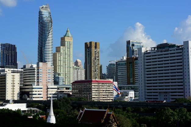 Een mening van het hoge bureaugebouw van de hoofdstad, Bangkok, Thailand