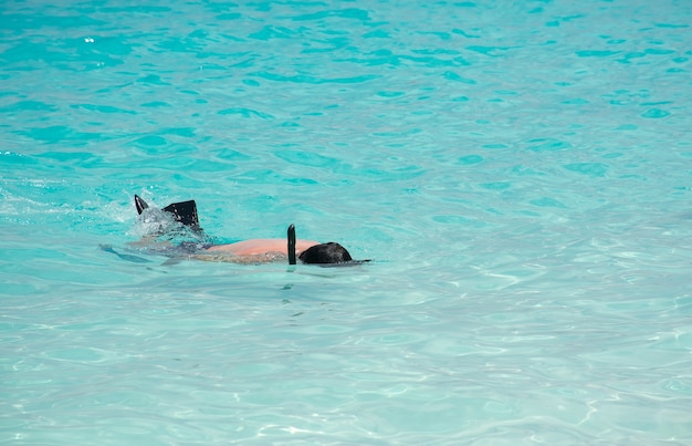 Een mens snorkelt in kristaloceaan bij Similan-eiland, Thailand