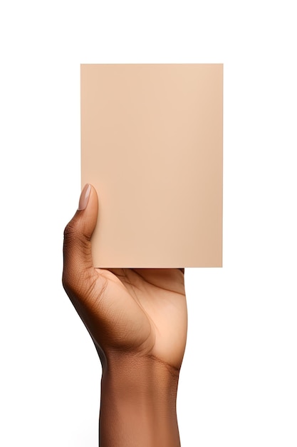 Foto een menselijke hand die een blanco vel beige papier of kaart vasthoudt op een witte achtergrond