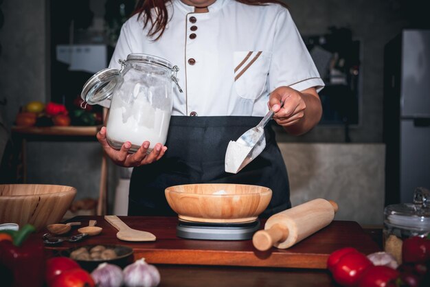 een mensen die apparatuur en ingrediënten bereiden meel groenten voor het maken van pizza tot voedsel en pizza zelfgemaakt concept