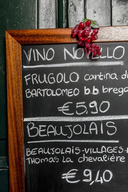 Foto een menu van franse en italiaanse wijnen op het bord