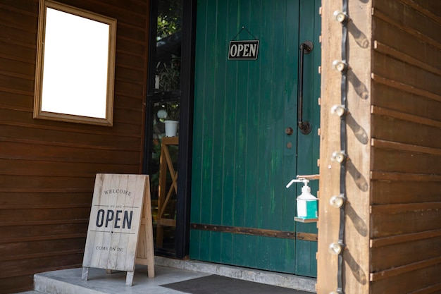 Een metalen bord dat open kan op de vloer voor de coffeeshop Mockup Frame