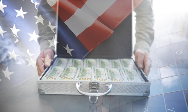 Foto een metalen koffer gevuld met amerikaanse biljetten van 100 dollar dubbele blootstelling investeringen omkoping corruptieconcept