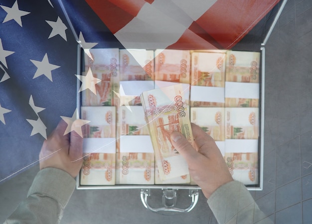 Een metalen koffer gevuld met Russische bankbiljetten van 5000 roebel. Dubbele blootstelling. Investeringen, steekpenningen, corruptieconcept.