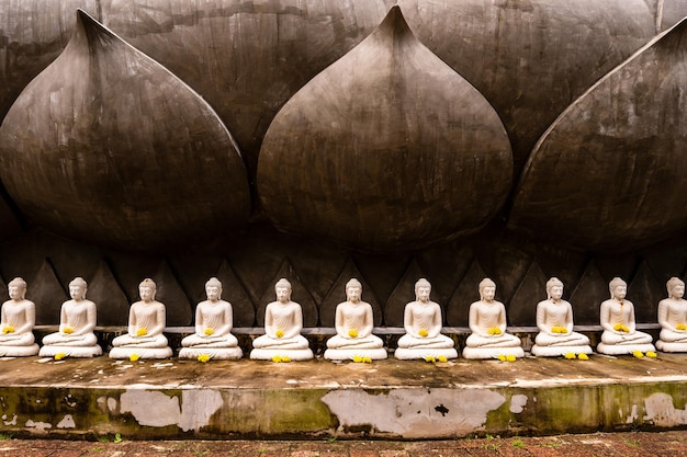 Foto een meter lange boeddhabeeld in thailand