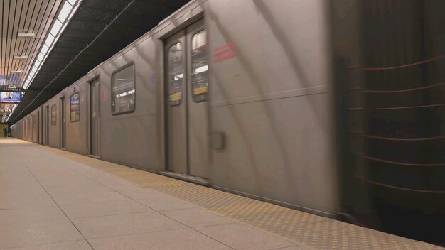 Een metro op Metro lijn, in Toronto, Canada. metro, grootstedelijk gebied.