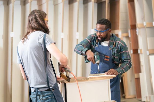 Een meubelatelier die op maat gemaakte hedendaagse meubelstukken maakt met behulp van traditionele vaardigheden in modern