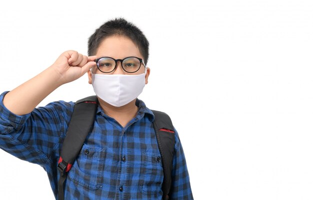 Een middelbare school jongen student dragen masker en bril met rugzak