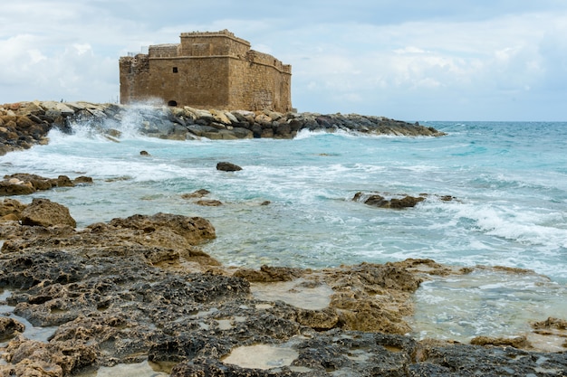 Een middeleeuws fort in Paphos met toeristen