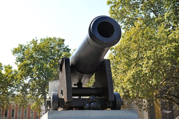 Een middeleeuws kanon voor het afvuren van kernen gemonteerd op een kanon