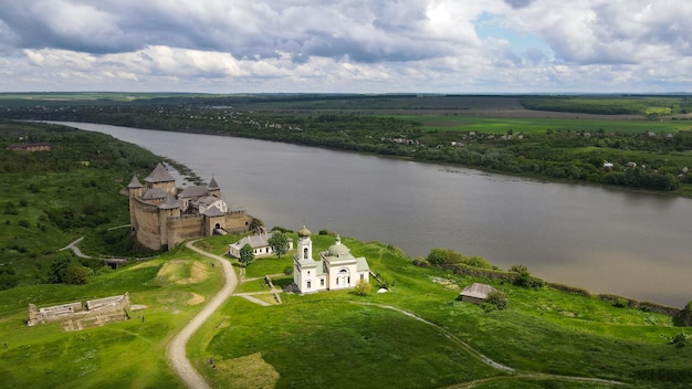 een middeleeuws kasteel aan de oevers van de rivier