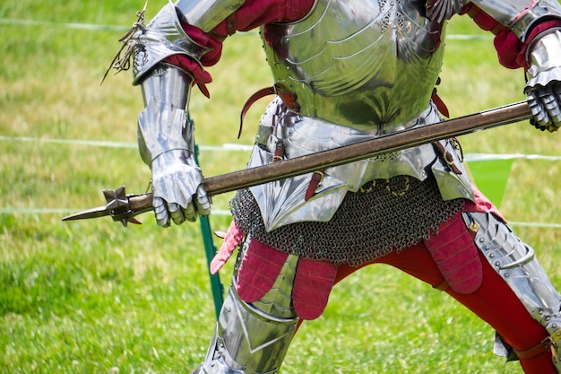 Een middeleeuwse ridder in amrour met een wapen