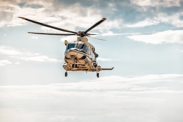 Een middelgrote tweemotorige helikopter