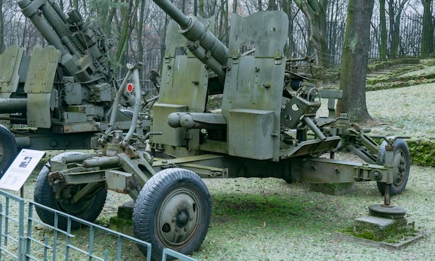 een militair voertuig met een groot wiel en een groot leger geweer op de achtergrond