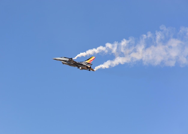 Een militaire straaljager vliegt in de blauwe lucht