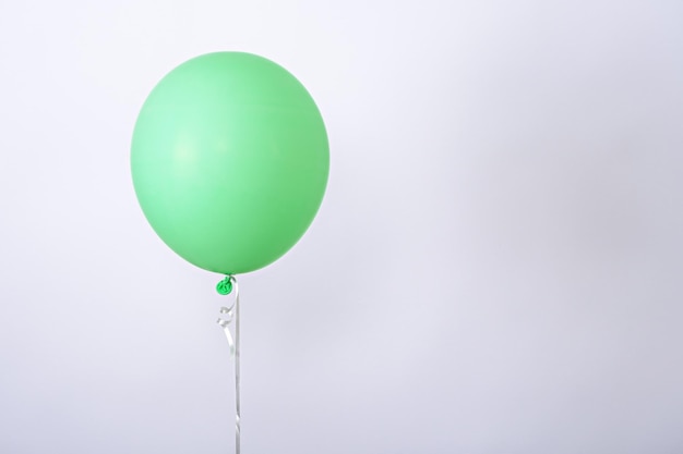 Een minimale groene ballon op een witte achtergrond kopie ruimte element van decoraties voor verjaardagsfeestje bruiloft festival