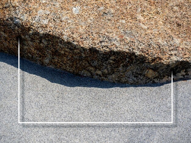 Een minimalistische witte dunne lijn maakt een versierd vierkant frame op twee verschillende soorten textuur strand stenen vloer achtergrond Lege lege ruimte grenskader voor zomervakantie tijd vakantie concept