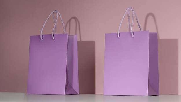 Een mock-up van een purper papieren boodschappenzak.
