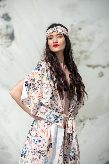 Een model draagt een gebloemde kimono en een hoofdband.