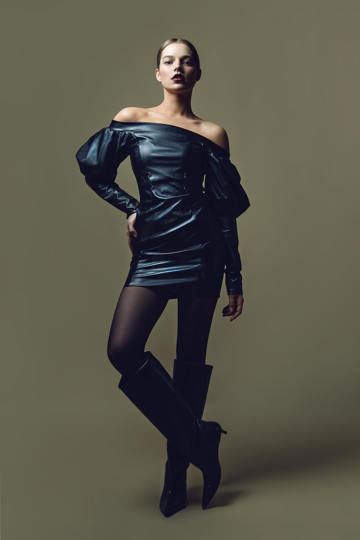 Foto een model in een blauwe jurk en zwarte panty's poseert voor een foto