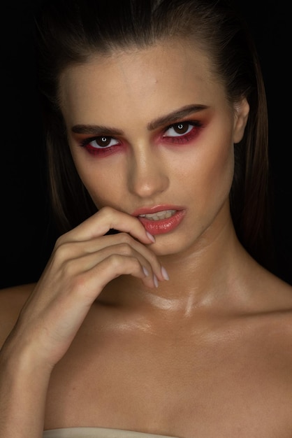 Foto een model met rode ogen en rode lippenstift