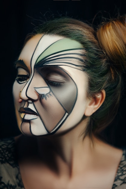 Een model poseert emotioneel met creatieve make-up