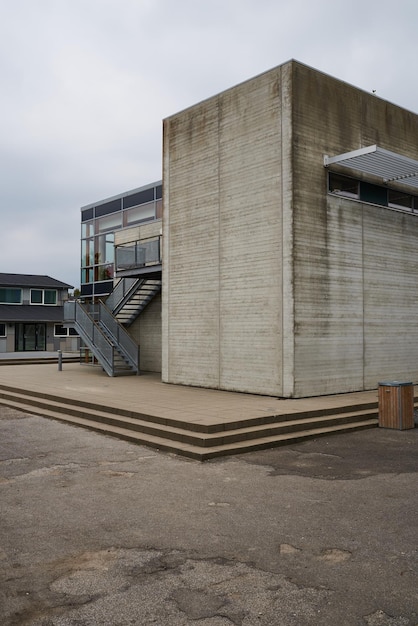 Een modern grijs en vies schoolgebouw