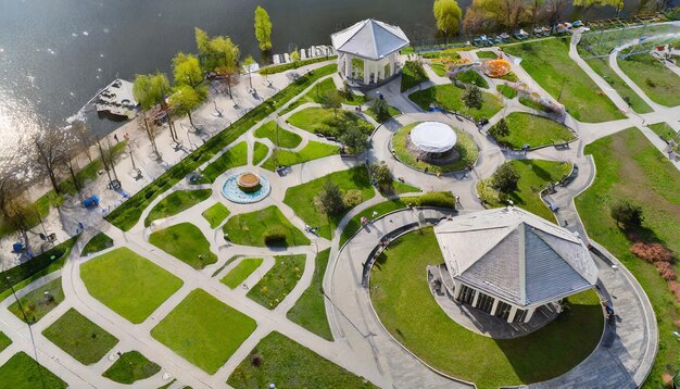 een modern park met gazebo's en vijvers