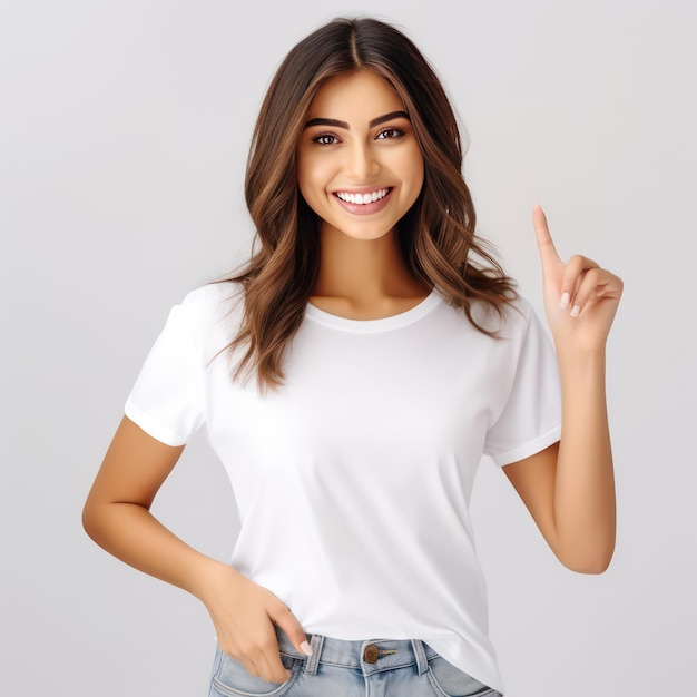 Een moderne, coole glimlachende vrouw die met haar hand wijst in vooraanzichtfotografie