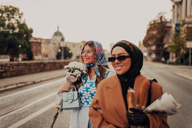 Een moderne Europese vrouw en een moslimvrouw met een hijab lopen door de straten van de stad, gekleed in kleding uit de 19e eeuw terwijl ze kranten, bloemen en brood in hun handen hebben.
