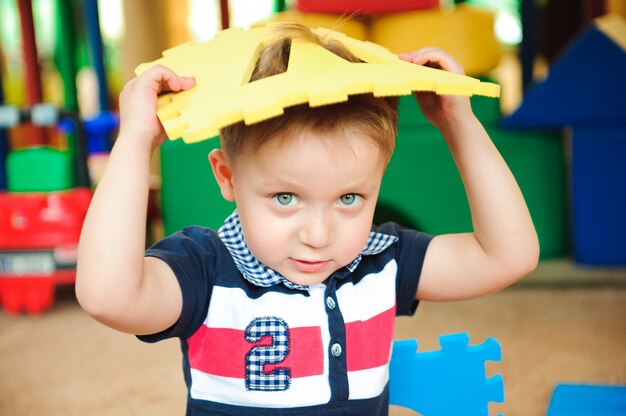 Een moderne kinderspeelplaats binnenshuis met speelgoed.