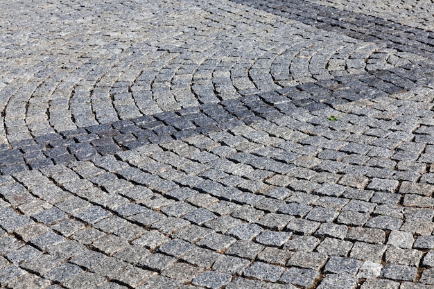 Een moderne weg gemaakt van kasseien en stenen