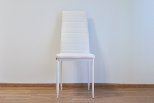 Foto een moderne witte stoel in het interieur