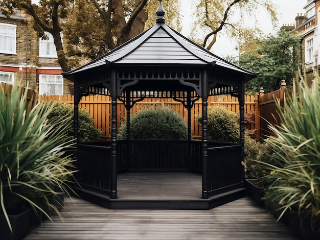 Een moderne zwarte gazebo verbetert de buitenkant van het huis