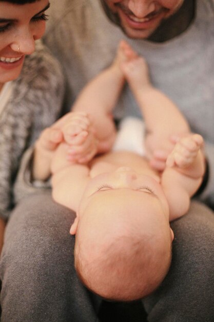 Een moeder en vader met hun kleine baby