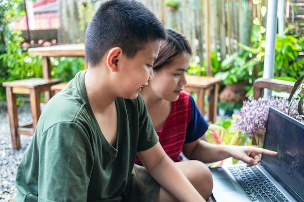 Een moeder en zoon speciaal moment tuinieren ontdekken en lesgeven leert bloemen kweken