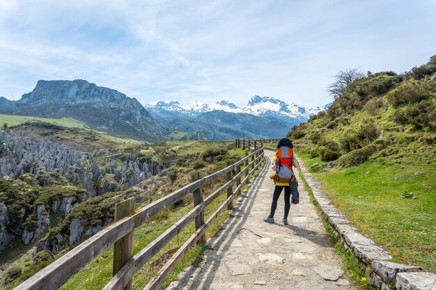 Een moeder met haar zoon die de Buferrera-mijnen bezoekt in de Covadonga-meren, Asturië, Spanje