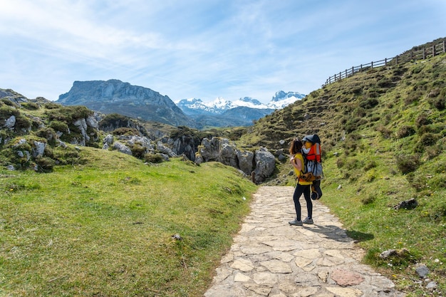 Een moeder met haar zoon in de Buferrera-mijnen in de Covadonga-meren, Asturië, Spanje