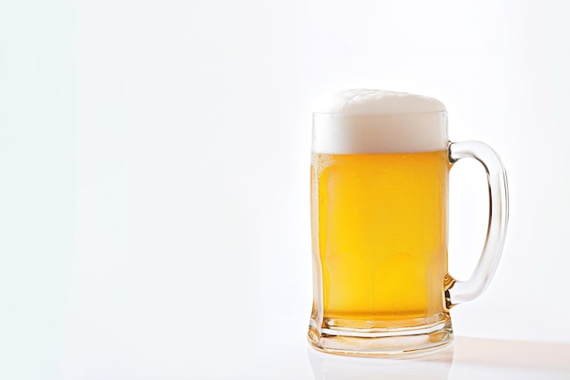een mok bier met schuim geïsoleerd op een witte achtergrond met kopie ruimte