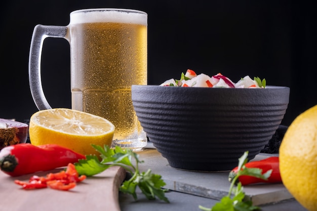 Een mok koud bier en een kom ceviche.