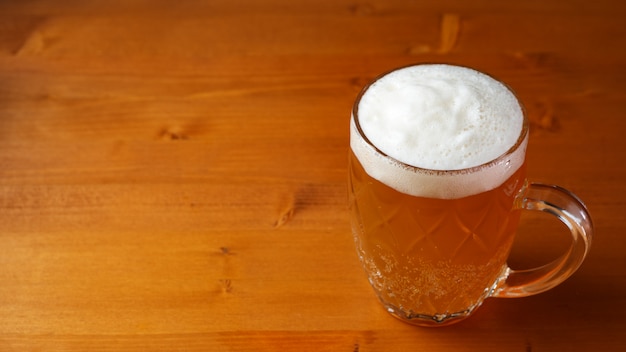 Een mok witbier op een houten tafel in een pub