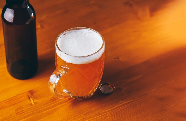 Foto een mok witbier op een houten tafel in een pub