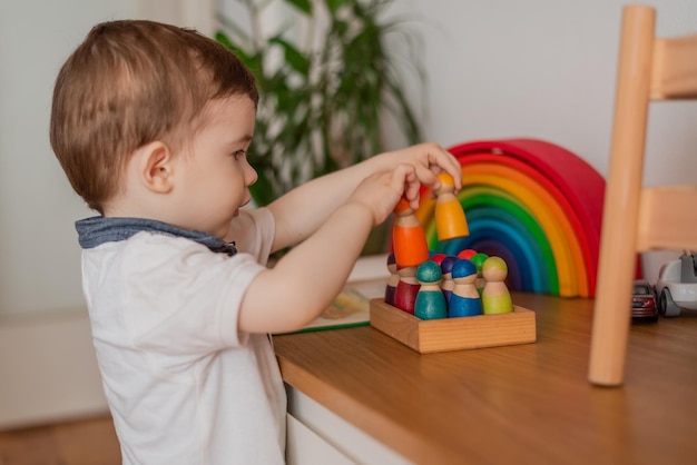 Een Montessori-kind dat speels leert door betrokken educatief speelgoed cognitieve creatieve vaardigheden te leren.